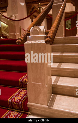 Lobby mit hohen Bögen und eine reich verzierte Holzdecke im Royal Opera House in Shati Al-Qurm, Muscat, Oman Stockfoto