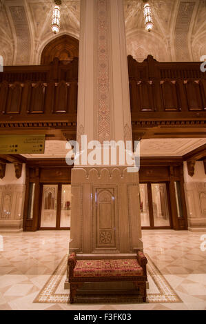 Lobby mit hohen Bögen und eine reich verzierte Holzdecke im Royal Opera House in Shati Al-Qurm, Muscat, Oman Stockfoto