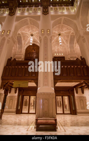 Lobby mit hohen Bögen und eine reich verzierte Holzdecke im Royal Opera House in Shati Al-Qurm, Muscat, Oman Stockfoto