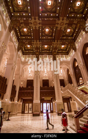 Lobby mit hohen Bögen und eine reich verzierte Holzdecke im Royal Opera House in Shati Al-Qurm, Muscat, Oman Stockfoto