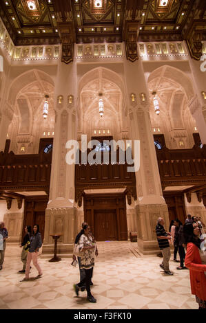 Lobby mit hohen Bögen und eine reich verzierte Holzdecke im Royal Opera House in Shati Al-Qurm, Muscat, Oman Stockfoto