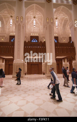 Lobby mit hohen Bögen und eine reich verzierte Holzdecke im Royal Opera House in Shati Al-Qurm, Muscat, Oman Stockfoto