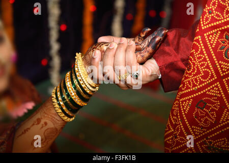 An Hand der Durchführung ritueller Vidhi in Maharashtrian Trauung Braut Bräutigam Stockfoto