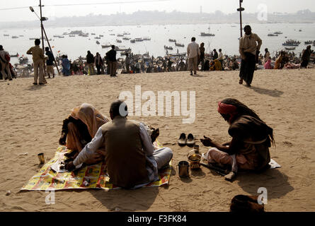 paar Sadhu haben Mittagessen zusammen Zusammenfluss von Ganges Yamuna mythischen Saraswati Ardh Kumbh Mel Stockfoto