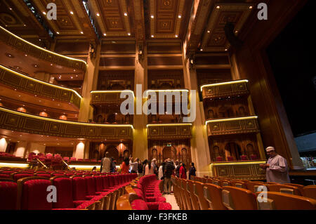 Zuschauerraum und Bühne in der Lobby und Treppe mit hohen Bögen und eine reich verzierte Holzdecke im Royal Opera House in Shati A Stockfoto