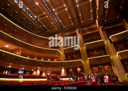 Auditorium im omanischen Royal Opera House in Shati Al-Qurm, Muscat, Oman Stockfoto