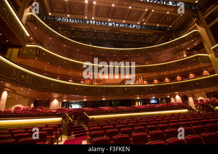 Luxuriöse, leeren Hörsaal in der omanischen Royal Opera House in Shati Al-Qurm, Muscat, Oman Stockfoto