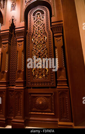 Schalldichte Tür in der omanischen Royal Opera House in Shati Al-Qurm, Muscat, Oman Stockfoto