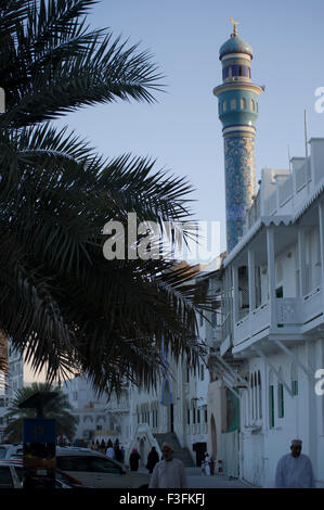 Küstenarchitektur Moschee Minarett in das Sultanat Oman, ein sicheres und freundliches Golfstaat Urlaubsziel Stockfoto