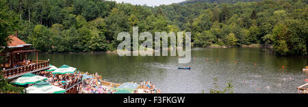Menschenmenge am Bear Lake (Lacu Ursu) in Sovata, Siebenbürgen, Rumänien Stockfoto