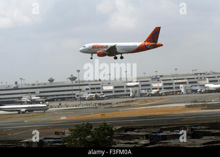 Sahar Airport Chatrapati Shivaji International Vordergrund Slums Flughafen Mumbai landen Fluggesellschaften Verkehrsflugzeug vorbereiten Stockfoto