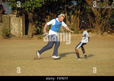 Boris Franz Becker besucht ein Fußballprogramm organisiert durch eine NGO Magic Bus in Bombay jetzt Mumbai; Maharashtra; Indien nicht Herr Stockfoto