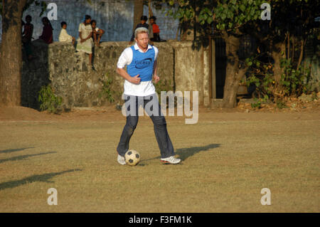 Boris Franz Becker besucht ein Fußballprogramm organisiert durch eine NGO Magic Bus in Bombay jetzt Mumbai; Maharashtra; Indien nicht Herr Stockfoto