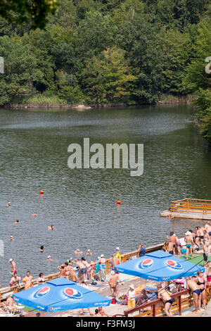Menschenmenge am Bear Lake (Lacu Ursu) in Sovata, Siebenbürgen, Rumänien Stockfoto
