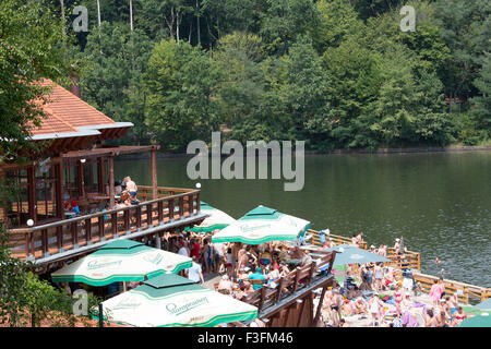 Menschenmenge am Bear Lake (Lacu Ursu) in Sovata, Siebenbürgen, Rumänien Stockfoto