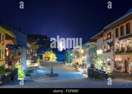 Winternacht im mittelalterlichen Stadt Gruyères, Bezirk Gruyère, Kanton Freiburg, Schweiz Stockfoto