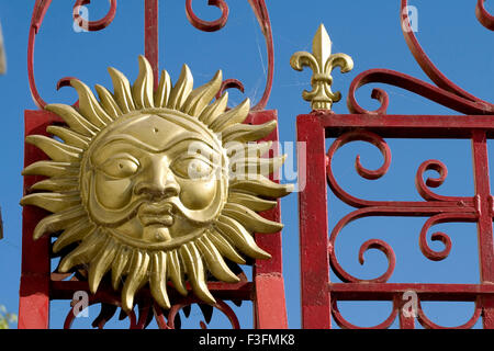 Sonne-Statue auf der Tür des City Palastmuseum; Udaipur; Rajasthan; Indien Stockfoto