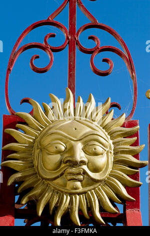 Sonne-Statue auf der Tür des City Palastmuseum; Udaipur; Rajasthan; Indien Stockfoto