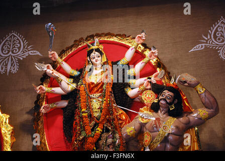 Durga Tonmodell töten Dämon Mahishasura auf Durga puja Stockfoto