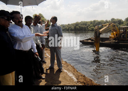 Mumbai Metropolitan regionalen Entwicklungsbehörde Chef T Chandrashekhar & Maharashtra Gouverneur S M Krishna Mithi Fluss Bombay Stockfoto