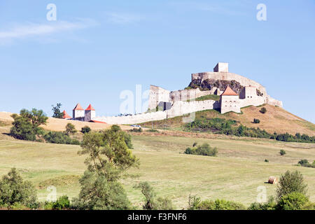 Blick auf die Rupea mittelalterliche Festung befindet sich auf dem Gipfel eines Hügels in Rupea Dorf in Siebenbürgen, Rumänien. Stockfoto