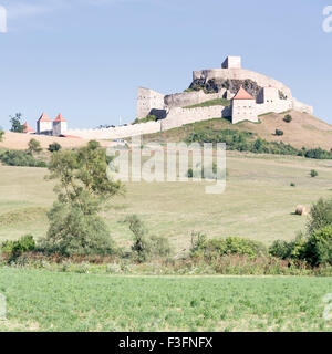 Blick auf die Rupea mittelalterliche Festung befindet sich auf dem Gipfel eines Hügels in Rupea Dorf in Siebenbürgen, Rumänien. Stockfoto