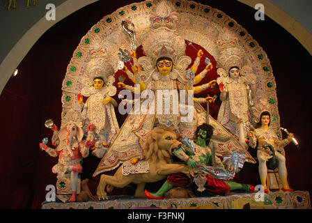 Durga Tonmodell töten Dämon Mahishasura mit Statuen von Ganesha und Lakshmi Saraswati Kartikeya auf Durga puja Stockfoto