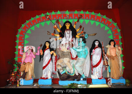 Durga Tonmodell töten Dämon Mahishasura mit Statuen von Ganesha und Lakshmi Saraswati Kartikeya auf Durga puja Stockfoto