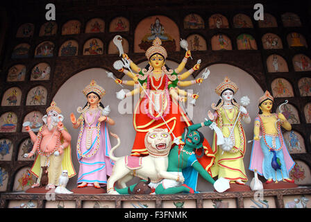 Durga Tonmodell töten Dämon Mahishasura mit Statuen von Ganesha und Lakshmi Saraswati Kartikeya auf Durga puja Stockfoto