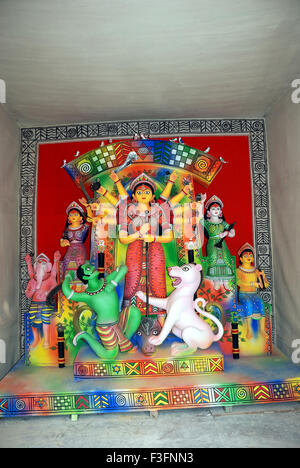 Durga Tonmodell töten Dämon Mahishasura mit Statuen von Ganesha und Lakshmi Saraswati Kartikeya auf Durga puja Stockfoto