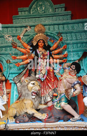 Durga Tonmodell töten Dämon Mahishasura auf Durga puja Stockfoto