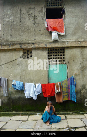 Einwohner bleiben in verfallene Struktur der Durchgangslager bei Ramabai Kolonie Ghatkopar Osten; Bombay-Mumbai Stockfoto