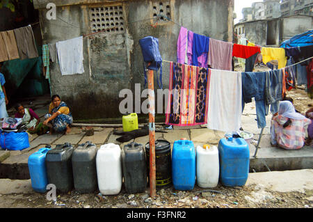 Einwohner bleiben in verfallene Struktur der Durchgangslager bei Ramabai Kolonie Ghatkopar Osten; Bombay-Mumbai Stockfoto