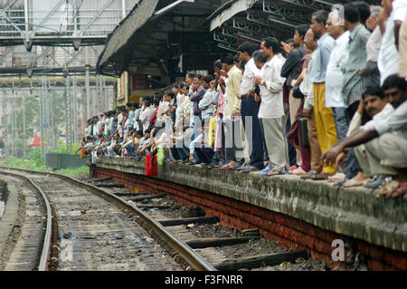 Pendler warten Nahverkehrszug Hauptverkehrszeiten am Ghatkopar Bahnhof in Bombay Mumbai; Maharashtra; Indien Stockfoto