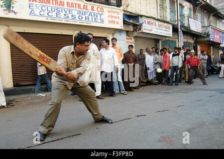Händler spielen Cricket auf Streik, um die vorgeschlagenen Mehrwertsteuer in Bombay Mumbai zu protestieren; Maharashtra; Indien nicht Herr Stockfoto