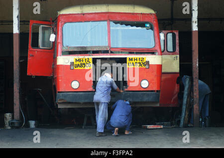 Mechanik führen Wartungsarbeiten Maharashtra State Road Transport Corporation Busse ST Bus am Kurla Mumbai Stockfoto