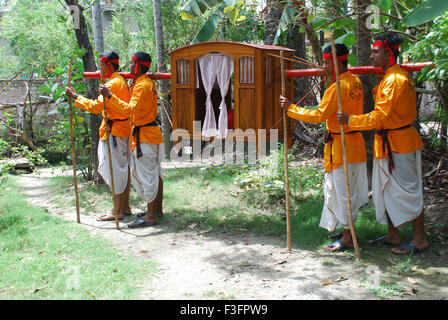 Palanquin; Wurf; Schubkarre; Buggy; Curricle; dolly; Kalkutta; Kalkutta; Kalkutta; Westbengalen; Indien; Asien; vier indische Männer, die Braut im Palanquin tragen Stockfoto