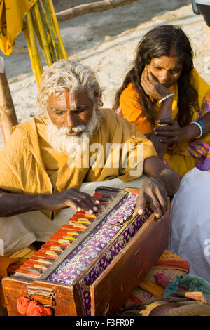 Hindu-Sadhu spielt Harmonium; Indien; Asien Stockfoto