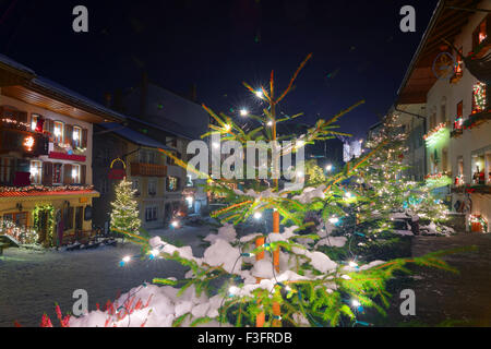 Silvester Nacht in der mittelalterlichen Stadt Gruyères, Bezirk Gruyère, Kanton Freiburg, Schweiz Stockfoto