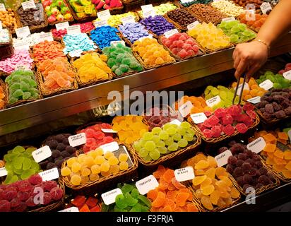 Süßigkeiten am Marktstand in La Boqueria, Barcelona Stockfoto