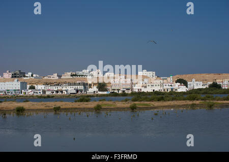 Blick über den See in Sur in das Sultanat Oman, ein sicheres und freundliches Golfstaat Urlaubsziel Stockfoto