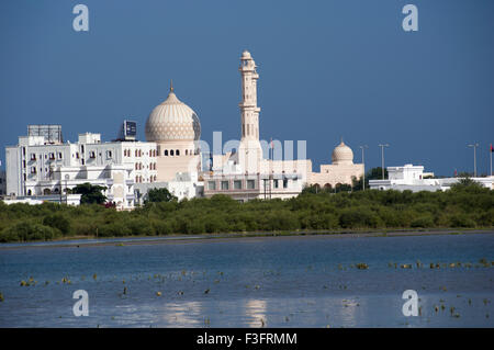 Blick auf eine Moschee über den See in Sur in das Sultanat Oman, ein sicheres und freundliches Golfstaat Urlaubsziel Stockfoto