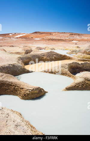 Bunte Warmwasser Teiche in Geothermie Region der Anden-Hochland von Bolivien. Salzsee, Gebirge und kargen Vulkane Stockfoto