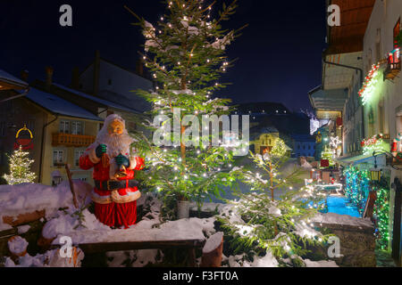 Weihnachtliche Atmosphäre in der mittelalterlichen Stadt Gruyères, Bezirk Gruyère, Kanton Freiburg, Schweiz Stockfoto