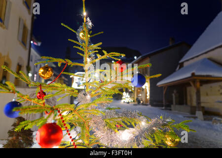 Weihnachten Tannenbaum in der Straße von der mittelalterlichen Stadt Gruyères, Bezirk Gruyère, Kanton Freiburg, Schweiz Stockfoto