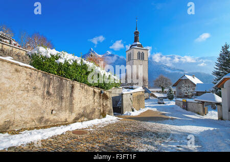 Blick auf die Kirche in der Nähe von Gruyere Schloss an einem sonnigen Wintertag, Schweiz Stockfoto