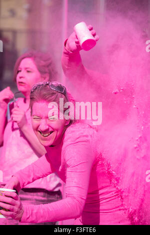 Farbe-Volkslauf in Derry zugunsten von Kindern in Crossfire Stockfoto