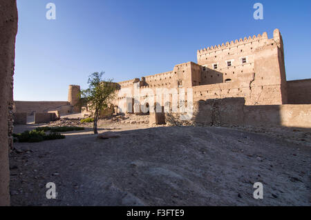 Verzierten alten Adobe Festung Gateway in einer Stadt in das Sultanat Oman, eine sichere, freundliche Golfstaat Urlaubsziel Stockfoto