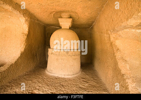 Skulpturen von Felsen gebildet; Buddha-Stupa; Höhle Nr. 3; Badami; Karnataka; Indien Stockfoto