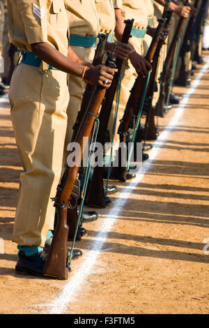 Republik Tag Polizei März stehen mit Gewehren; Indien Stockfoto